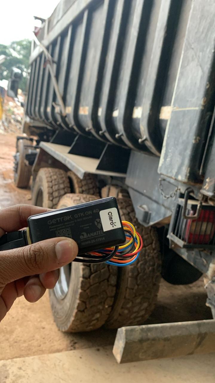 Rastreador instalado em caminhão caçamba