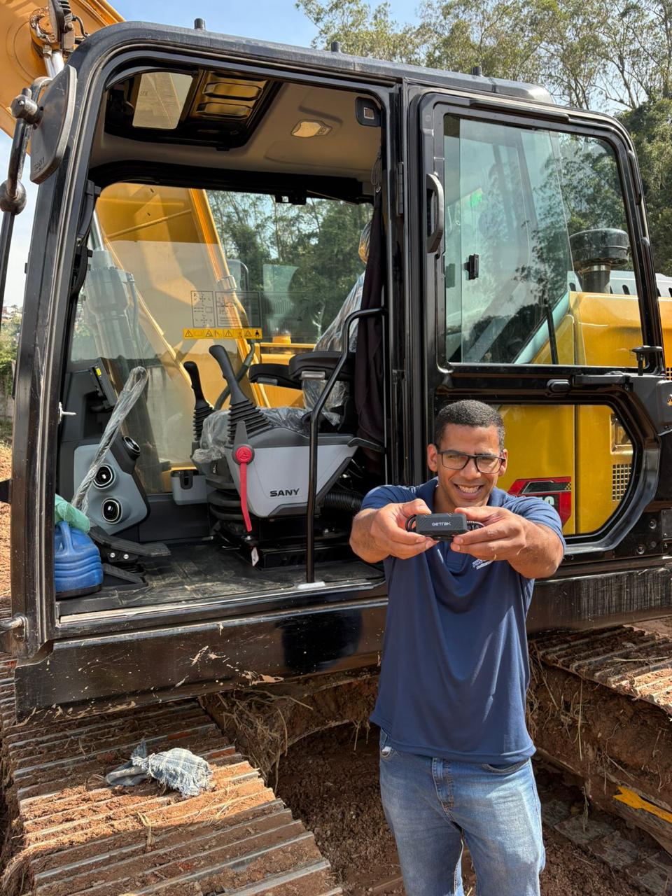 Rastreador instalado em escavadeira em obra